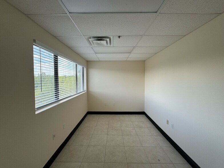 More Photos Of 1490 Sunshadow Dr, Casselberry Loft Creative Space For Lease