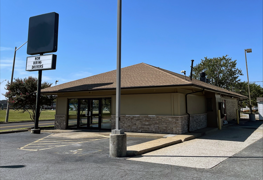 Primary Photo Of 26 W Mercury Blvd, Hampton Restaurant For Lease