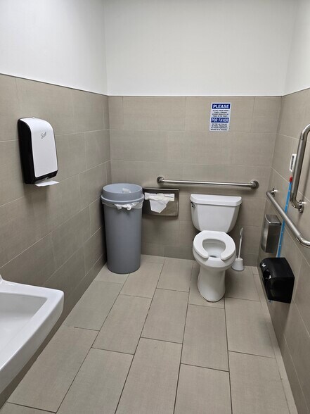 More Photos Of 1201 N Parrott Ave, Okeechobee Medical For Sale