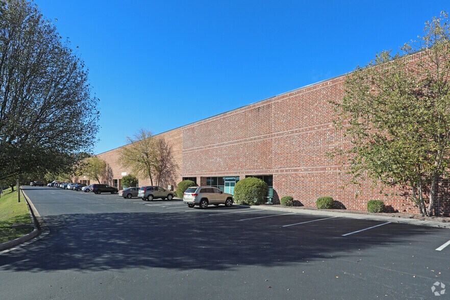 More Photos Of 6348 Burnt Poplar Rd, Greensboro Warehouse For Lease