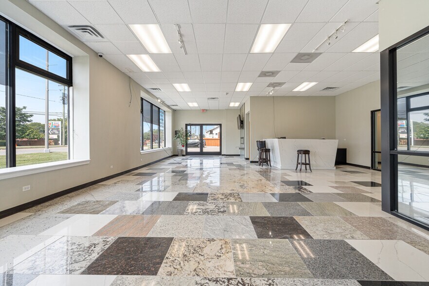 More Photos Of 1628 Rand Rd, Des Plaines Showroom For Sale