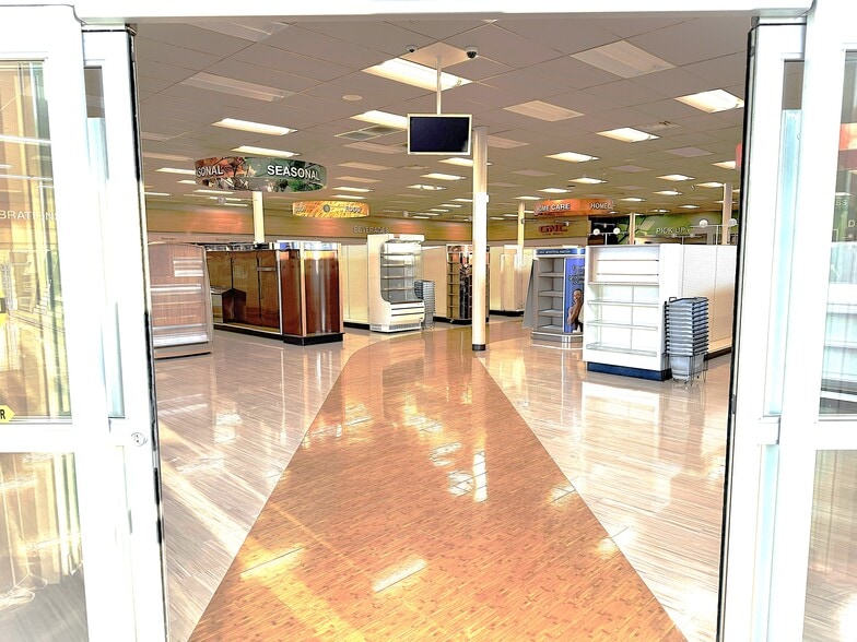 More Photos Of 636 N Main St, Phoenix General Retail For Lease