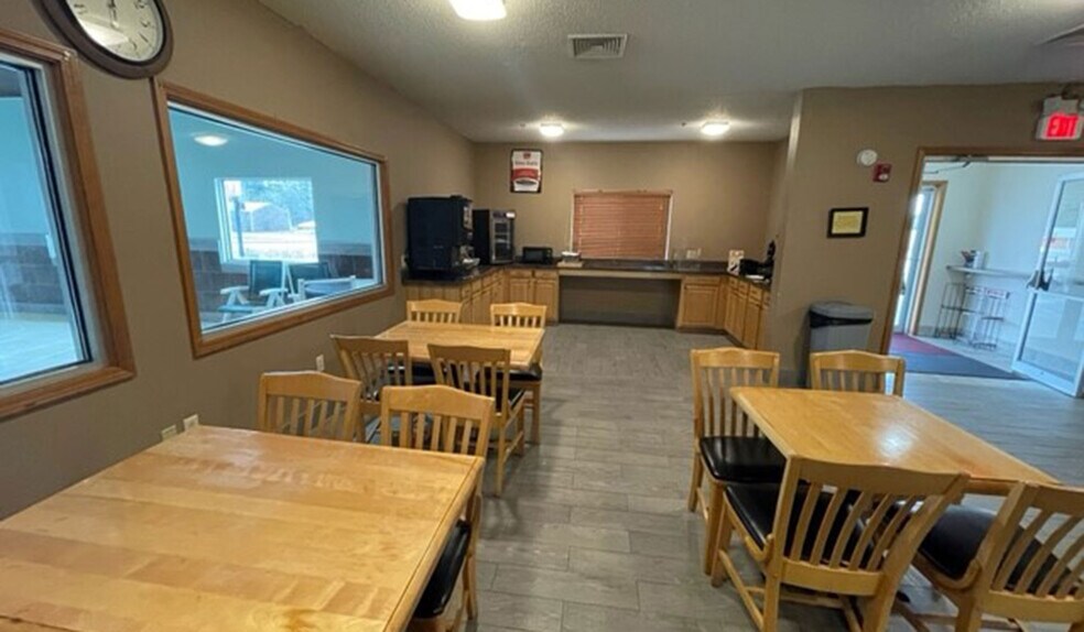 More Photos Of 717 E Bannerman Ave, Redgranite Hotel For Sale