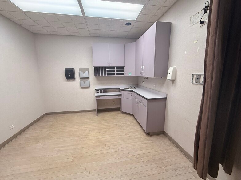 More Photos Of 600 W Lake Cook Rd, Buffalo Grove Medical For Lease