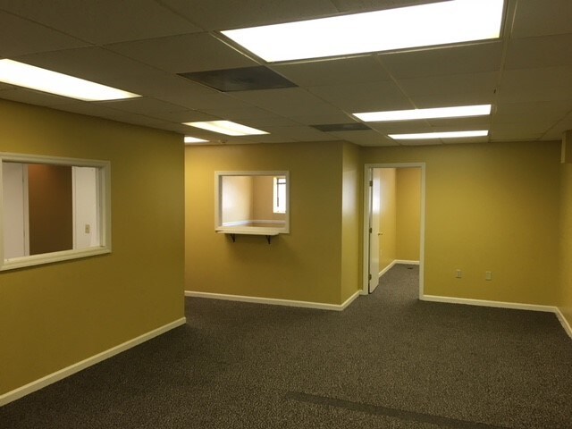 More Photos Of 48 W Montgomery Xrd, Savannah General Retail For Lease