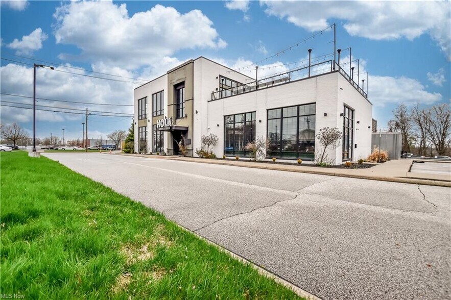 More Photos Of 3941 Erie St, Willoughby Restaurant For Lease