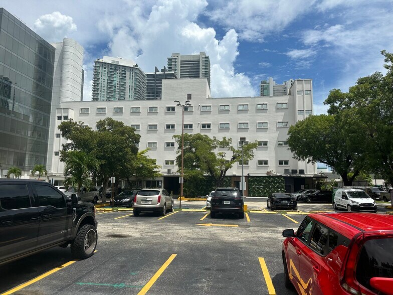 More Photos Of 3000 Biscayne Blvd, Miami Medical For Lease