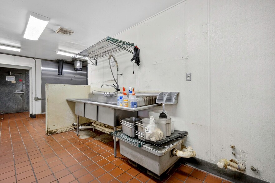 More Photos Of 1514 W Lindsey St, Norman Restaurant For Lease