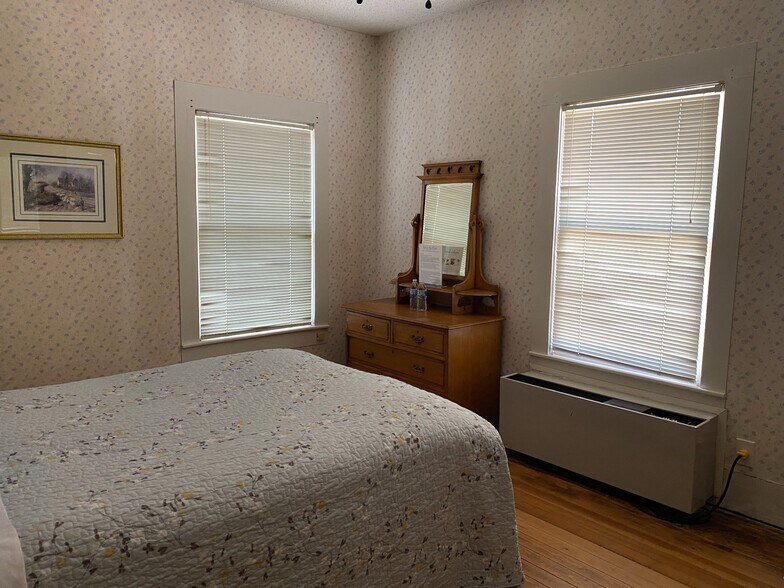 More Photos Of 205 SW Barnard St, Glen Rose Hotel For Sale