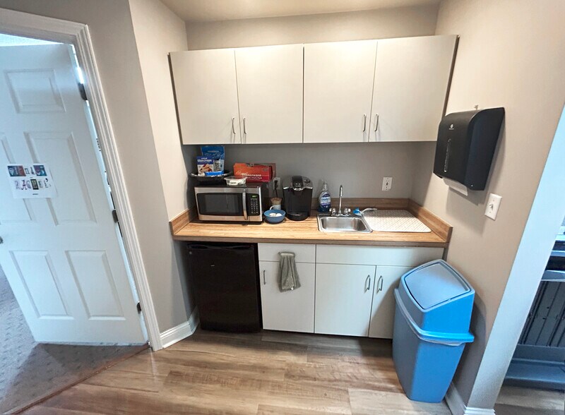 More Photos Of 1721 McIntosh Dr, Bowling Green Office For Sale