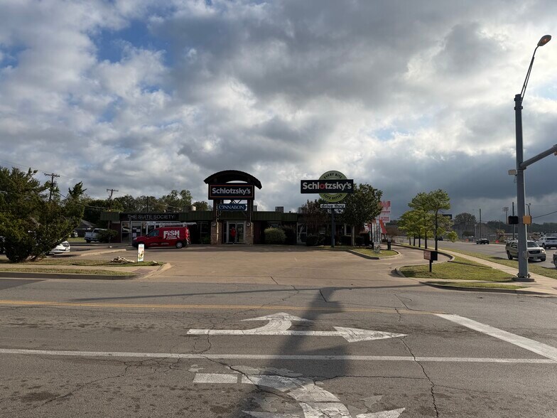 More Photos Of 1216 W Henderson St, Cleburne Freestanding For Lease