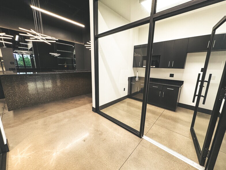 More Photos Of 2121 S Bellview Rd, Rogers Freestanding For Lease