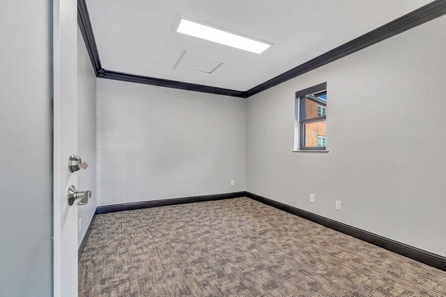 More Photos Of 2327 Anderson Rd, Crescent Springs Office For Lease