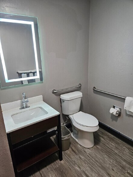 More Photos Of 2440 Williams St, Chattanooga Hotel For Sale