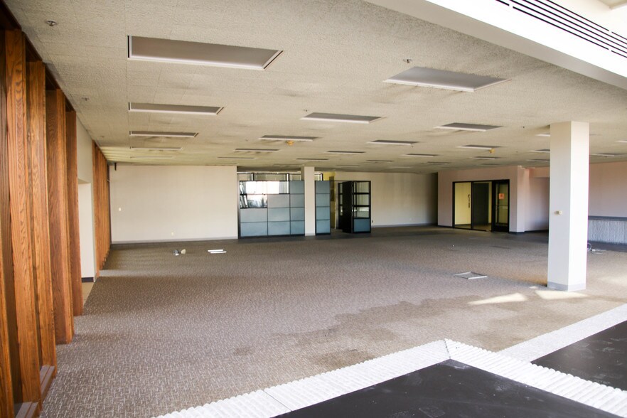 More Photos Of 501 15th St, Moline Office For Lease