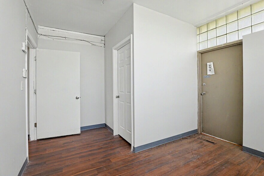 More Photos Of 1601 N State St, Augusta Office For Sale