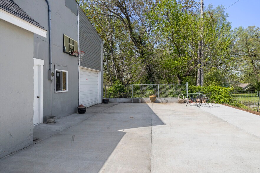 More Photos Of 521 W Kearney St, Springfield Auto Dealership For Sale