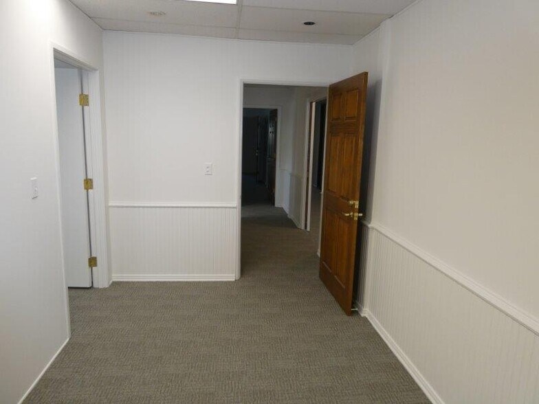 More Photos Of 447 W Burchett St, Glendale Office For Sale