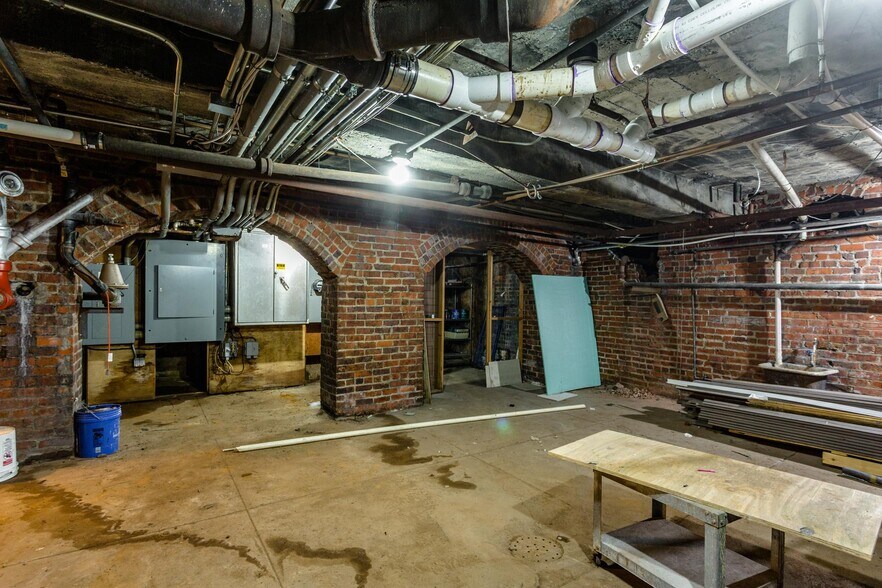 More Photos Of 12 Middlebrook Ave, Staunton Restaurant For Lease