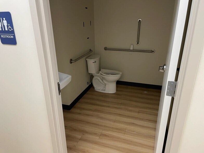 More Photos Of 3516 E 31st St, Tulsa Office For Lease