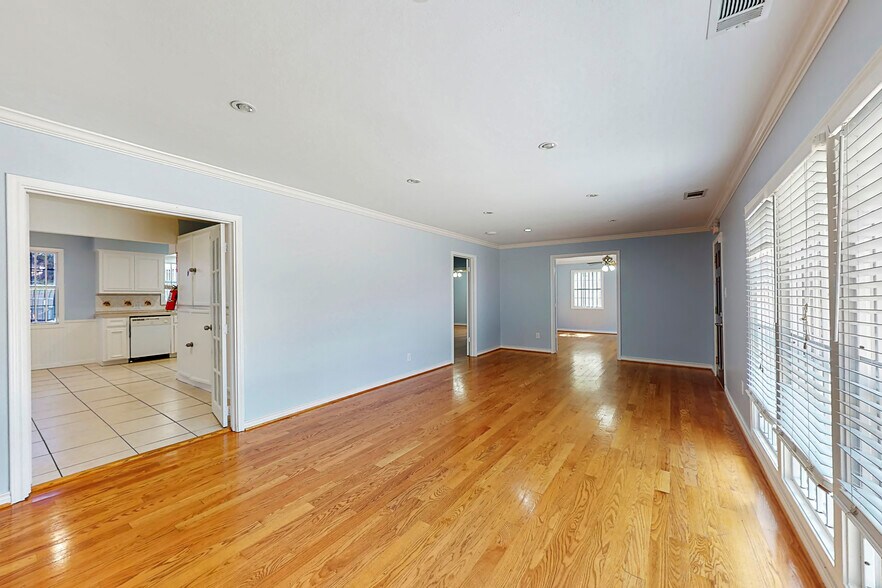 More Photos Of 5710 Edgemoor Dr, Houston Specialty For Sale