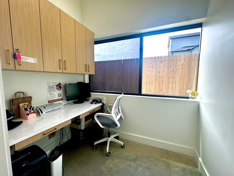 More Photos Of 6815 N Main St, Houston Storefront Retail Office For Sale