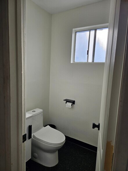 More Photos Of 15317 Paramount Blvd, Paramount Office For Lease