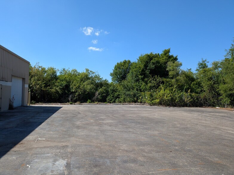 More Photos Of 1052-1060 Endeavor Ct, Nokomis Warehouse For Lease