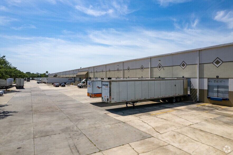 More Photos Of 2501 Investors Row, Orlando Distribution For Lease