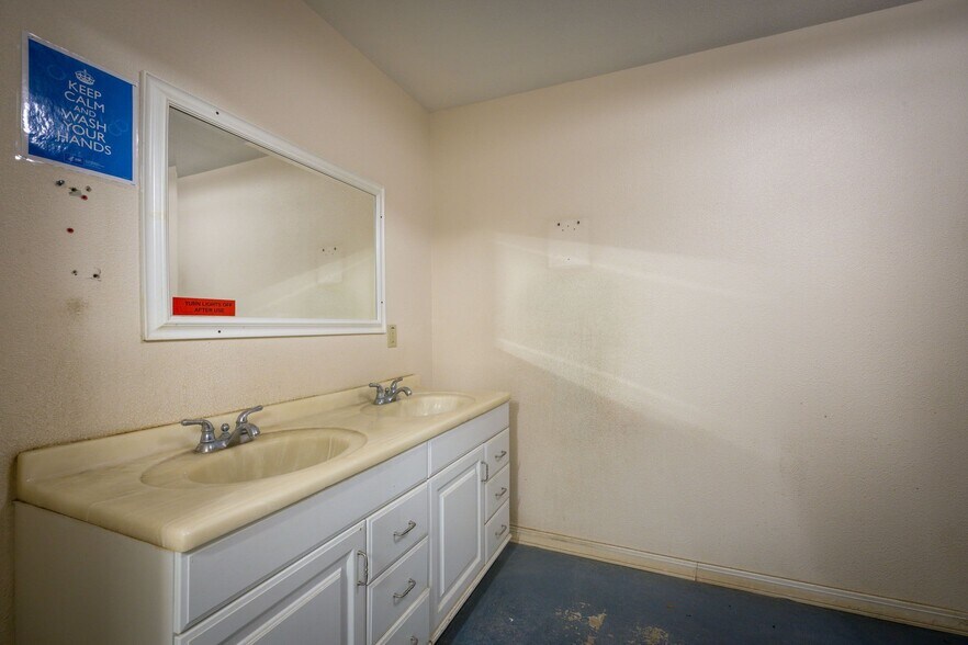 More Photos Of 180 Spring Mountain Dr, Canyon Lake Distribution For Sale