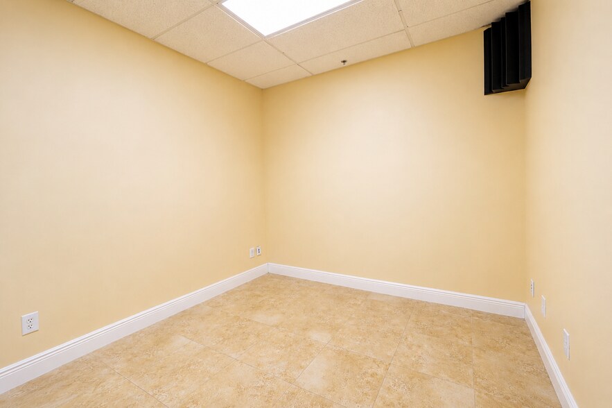More Photos Of 20841 Johnson St, Pembroke Pines Warehouse For Lease