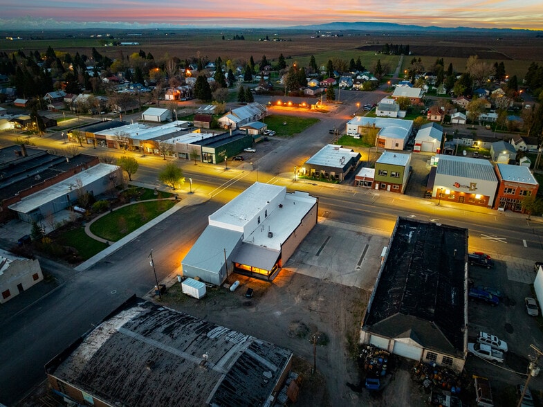 More Photos Of 417 Main St, Ashton Specialty For Sale