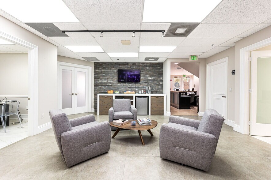 More Photos Of 1200 S Rogers Cir, Boca Raton Warehouse For Lease