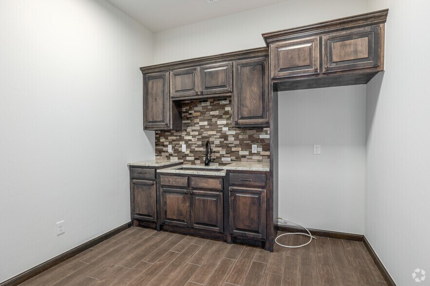 More Photos Of 2900 Washington Dr, Norman Unknown For Lease