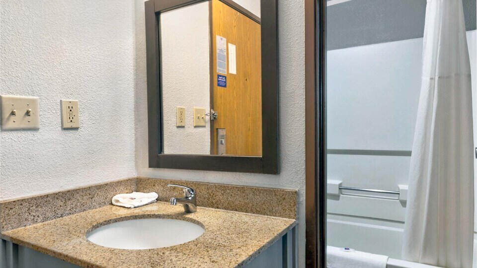 More Photos Of 616 33rd Ave SW, Cedar Rapids Hotel For Sale