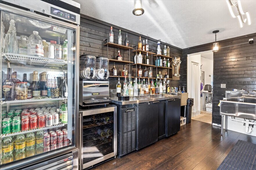 More Photos Of 608 SW Big Bend Trl, Glen Rose Restaurant For Sale