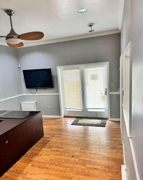 More Photos Of 250 E Cleveland Ave, Norwood Light Distribution For Sale