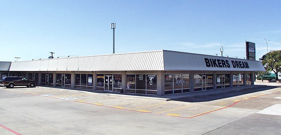 More Photos Of 2430-2436 Valley View Ln, Farmers Branch Freestanding For Sale