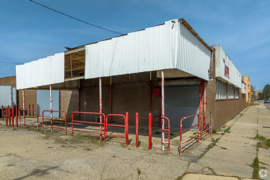 More Photos Of 52 Bartlett St, Highland Park Service For Sale