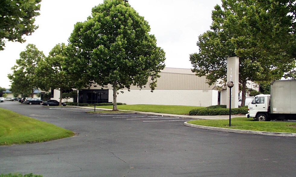 More Photos Of 3701-3709 Vineland Rd, Orlando Warehouse For Lease