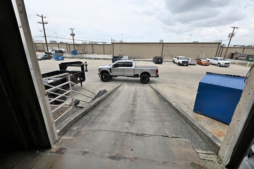 More Photos Of 121 Interpark Blvd, San Antonio Research And Development For Lease