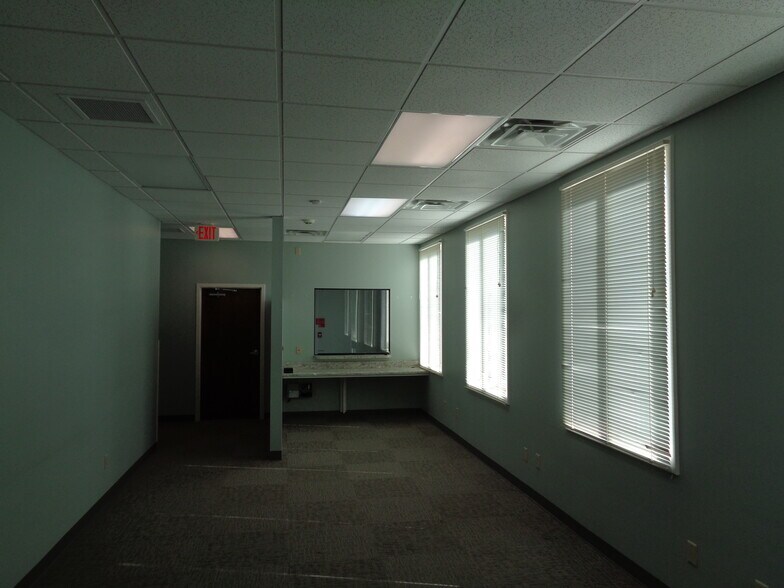 More Photos Of 2419 Westgate Dr, Albany Office For Lease