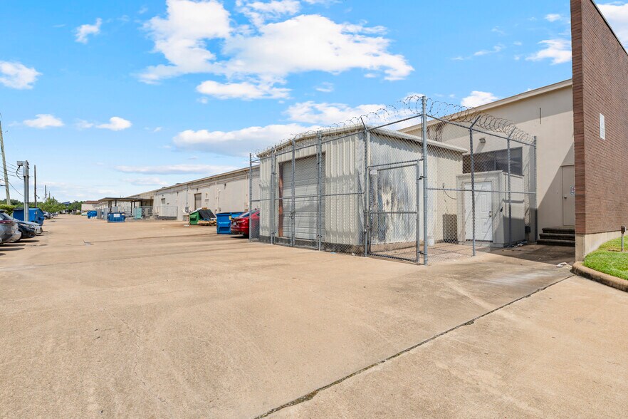 More Photos Of 2525 W Bellfort St, Houston Research And Development For Lease