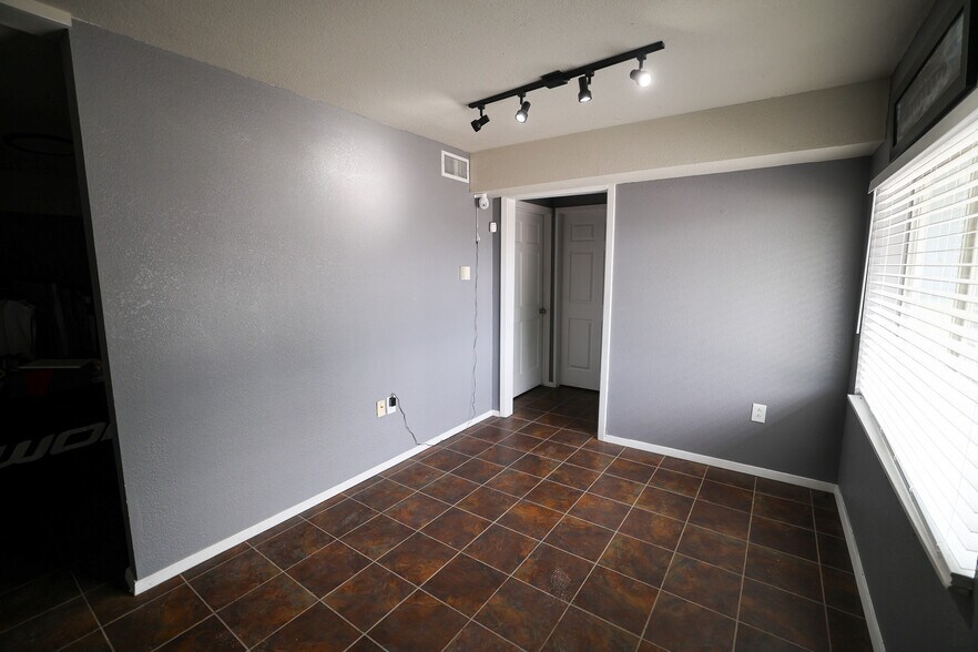 More Photos Of 415 Topeka Ave, Justin Industrial For Sale