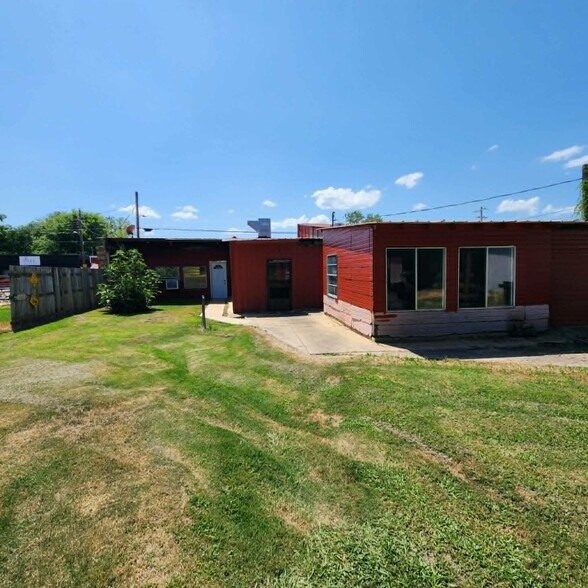 More Photos Of 102 S Main St, Hackett Restaurant For Sale