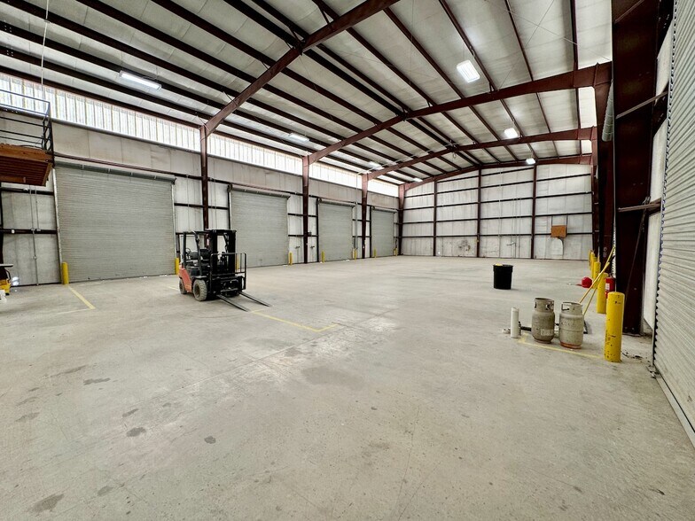 More Photos Of 4844 CR 430, Pleasanton Warehouse For Lease