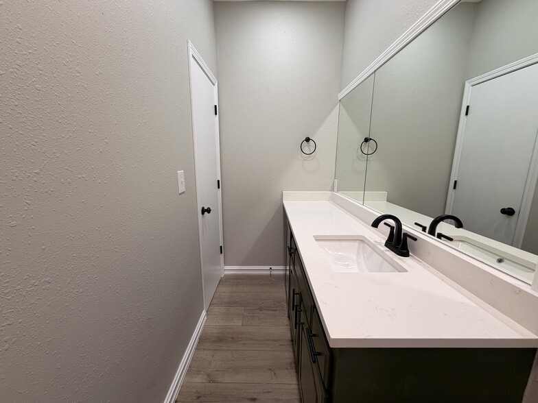 More Photos Of 1030 W Main St, Jenks Office For Sale
