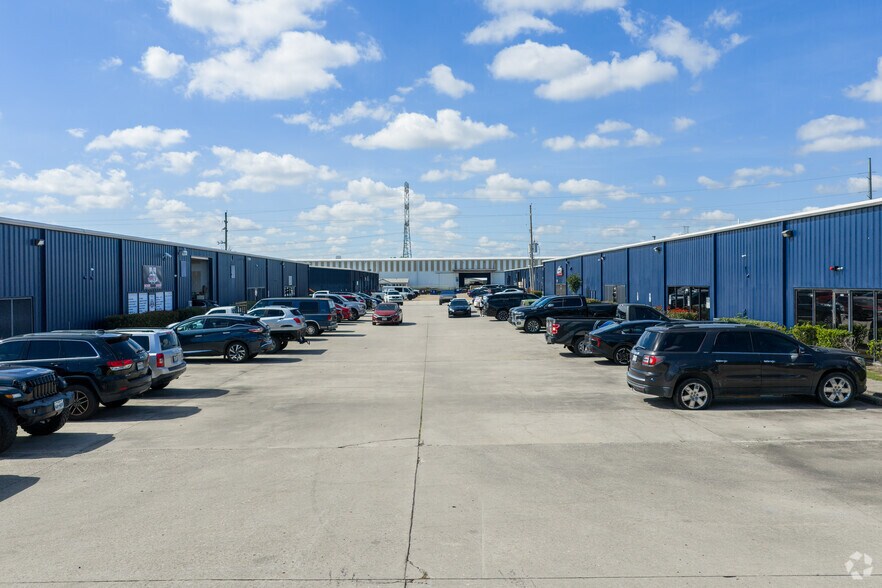 More Photos Of 2121 Brittmoore Rd, Houston Warehouse For Lease