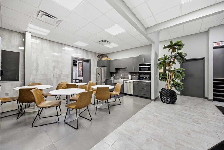 More Photos Of 326 SE Douglas St, Lees Summit Office For Sale