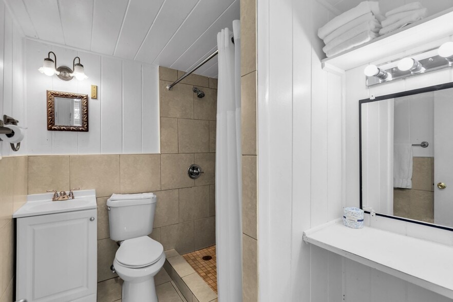 More Photos Of 243 61st St, Marathon Hotel For Sale